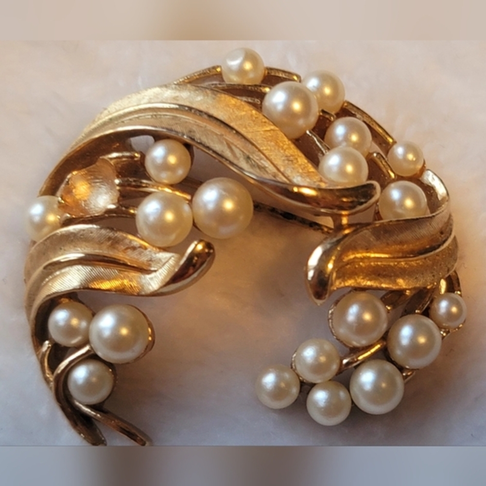 Vintage TRIFARI Gold Tone Faux Pearl Floral Leaf‎ Brooch/Pin - Picture 8 of 12